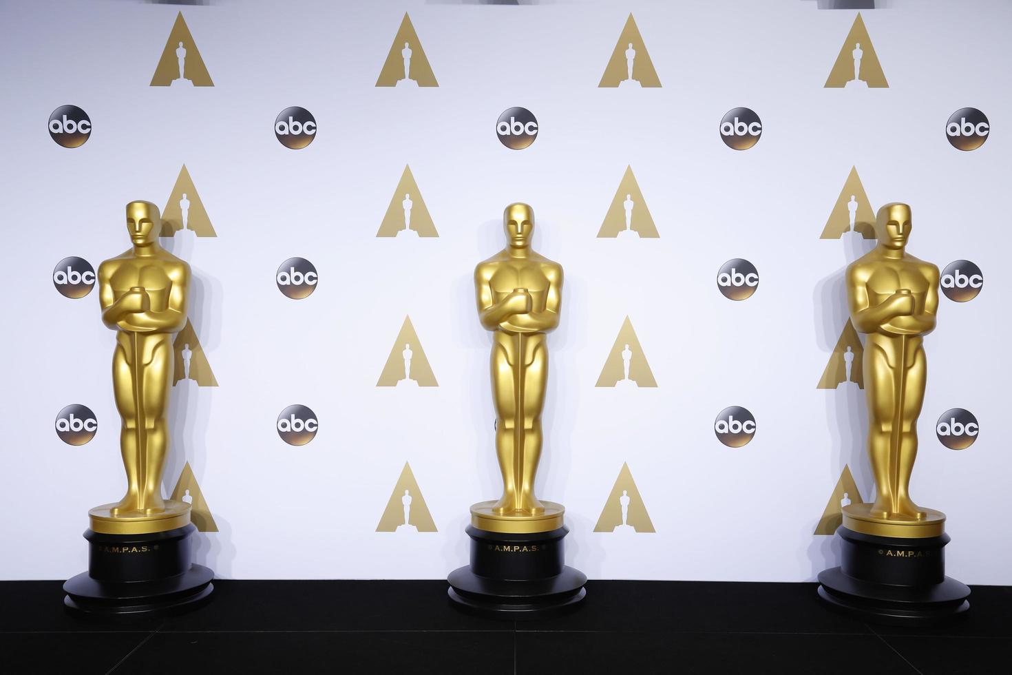 los angeles, 28 de fevereiro - estátua do oscar no 88º prêmio anual da academia, sala de imprensa no dolby theater em 28 de fevereiro de 2016 em los angeles, ca foto