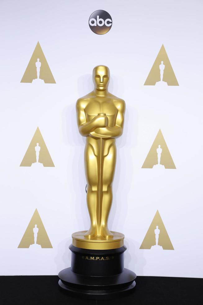los angeles, 28 de fevereiro - estátua do oscar no 88º prêmio anual da academia, sala de imprensa no dolby theater em 28 de fevereiro de 2016 em los angeles, ca foto
