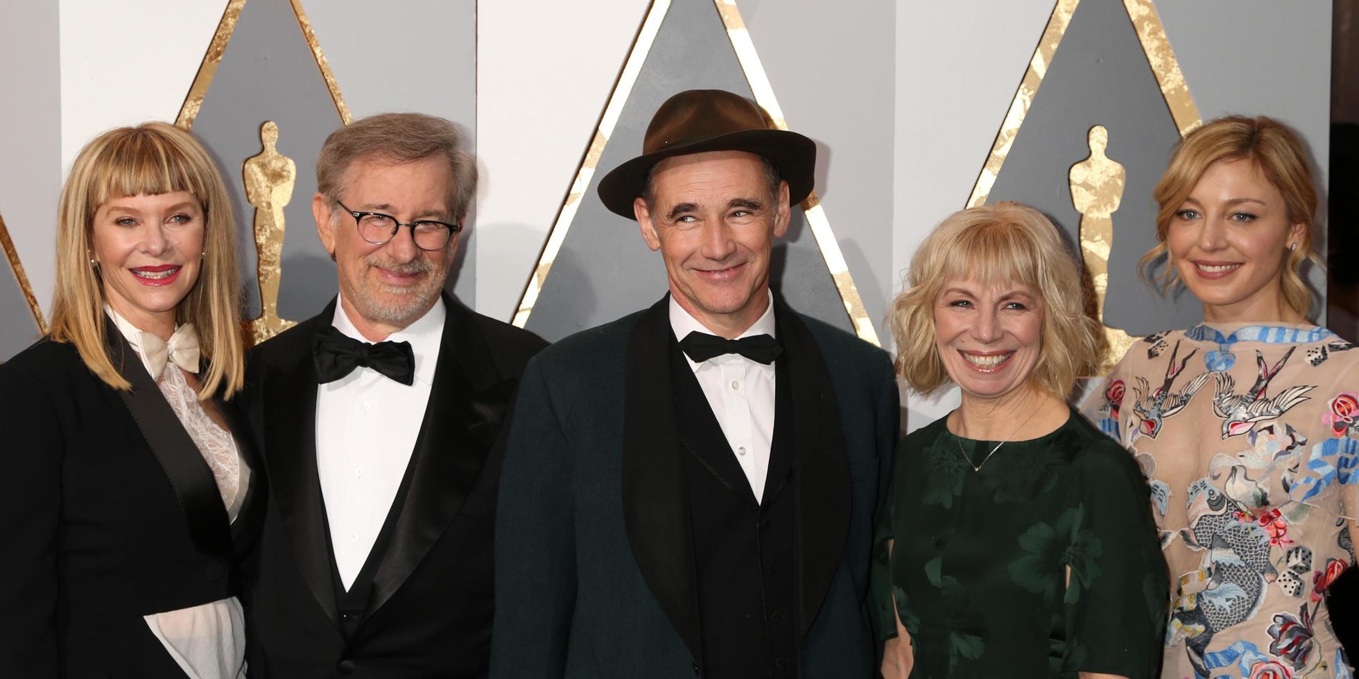 los angeles, 28 de fevereiro - kat capshaw, steven spielberg, mark rylance no 88º prêmio anual da academia, chegadas ao dolby theater em 28 de fevereiro de 2016 em los angeles, ca foto