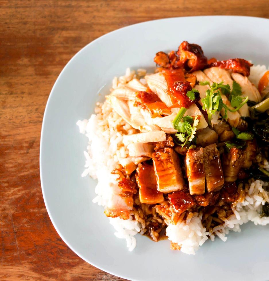 arroz de porco crocante na mesa foto