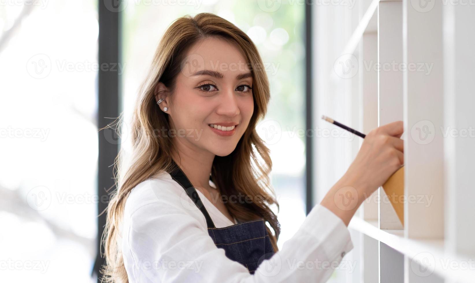 retrato de mulher jovem asiática sme trabalhando com uma caixa em casa, o proprietário de uma pequena empresa local de trabalho. foto