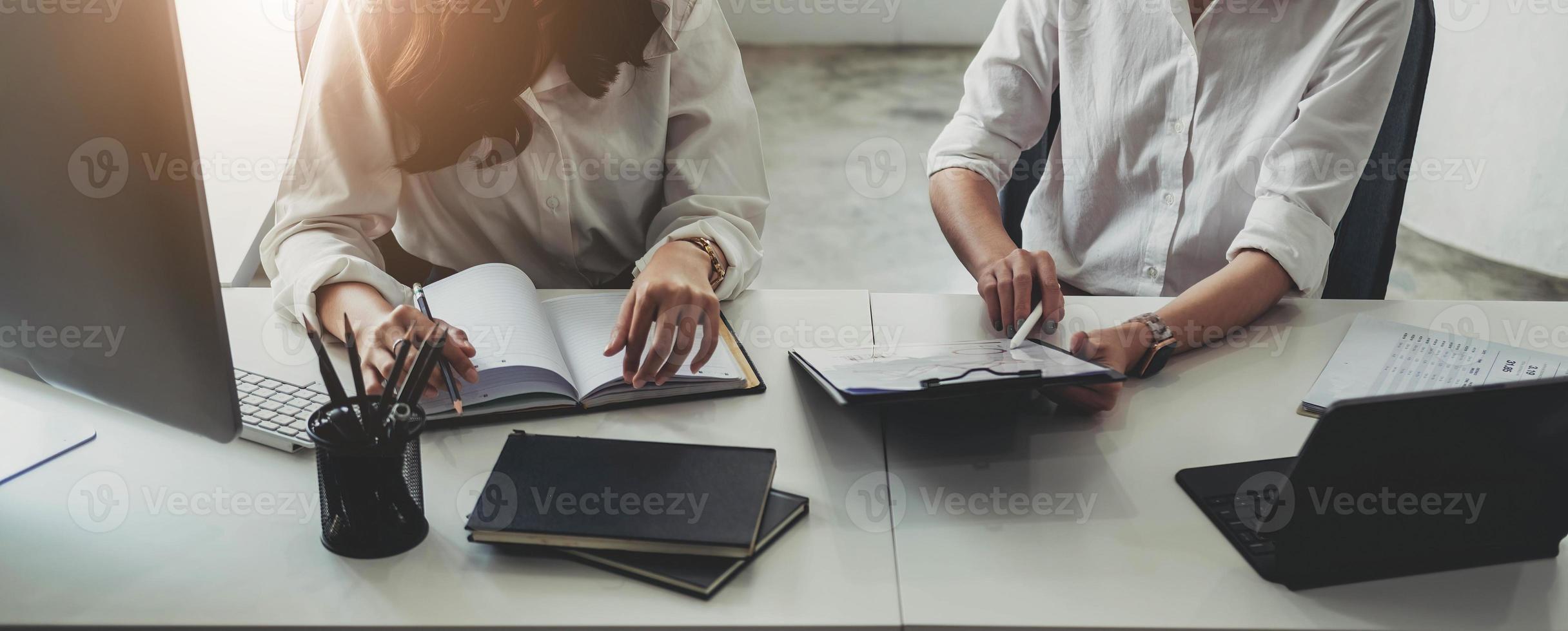 suporte de equipe de negócios e conceito de reunião. grupo de investidores trabalhando e apontando para a tarefa de finanças de papelada financeira. foto