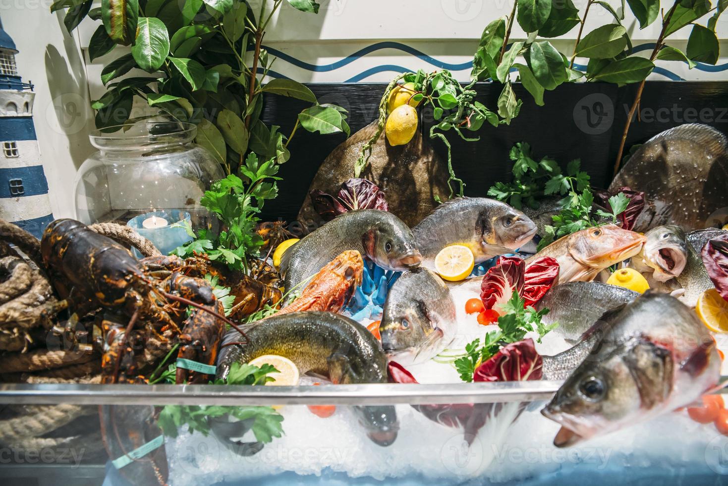 prato de frutos do mar com uma variedade de tipos de peixes em exposição no gelo em um restaurante foto