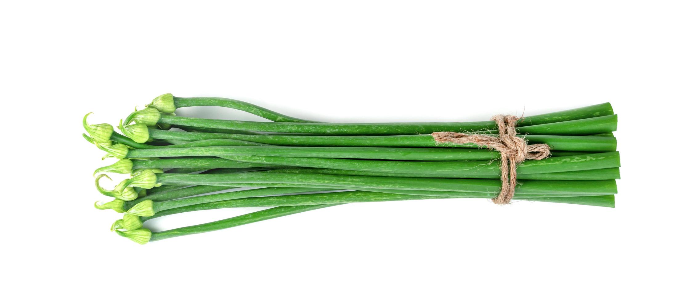 flor de cebolinha ou allium cepa ou haste de flor de cebola isolada no fundo branco foto