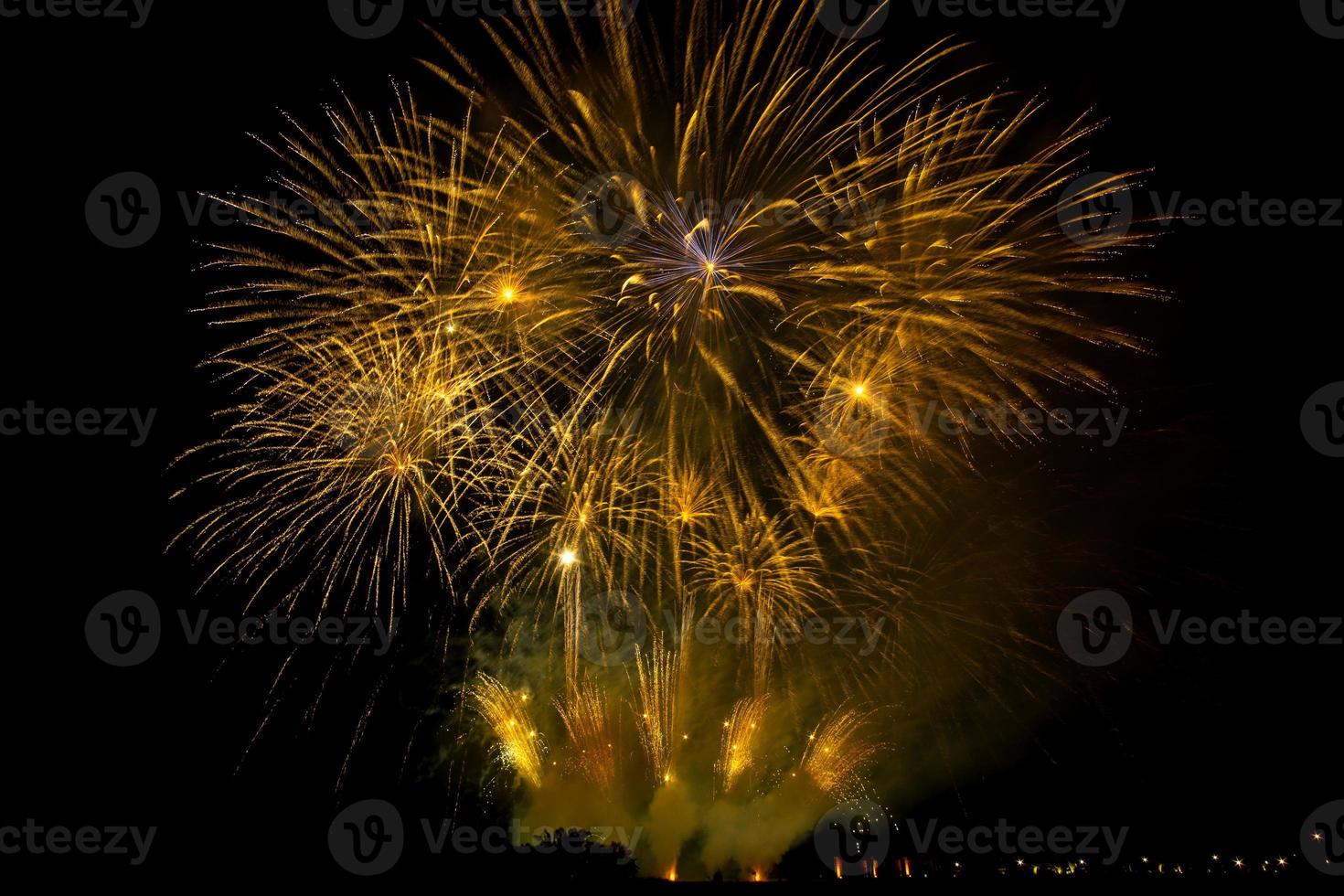 fogos de artifício enormes e coloridos sobre os campos de arroz ao entardecer. foto