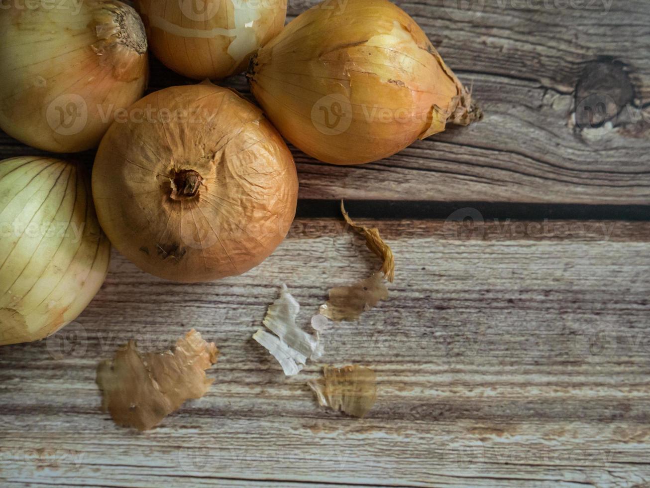 as cebolas na mesa de madeira para comida ou conceito de culinária. foto