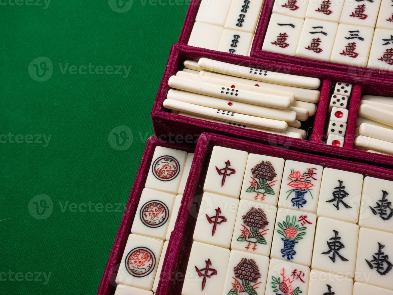 O mahjong na mesa antigo jogo de tabuleiro asiático fecha a imagem