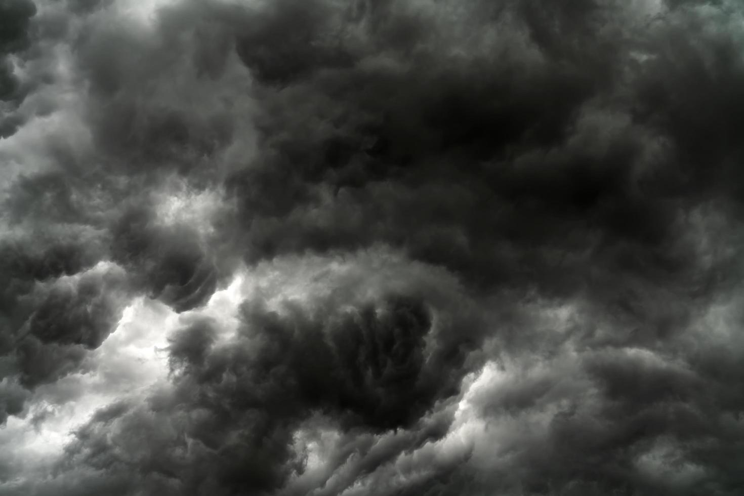 nuvens de chuva e fundo texturizado céu preto foto