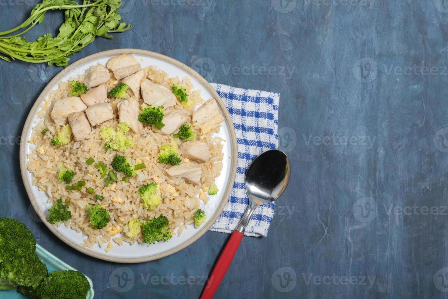 arroz frito de comida saudável com peito de frango tem vegetais na mesa de madeira. foto