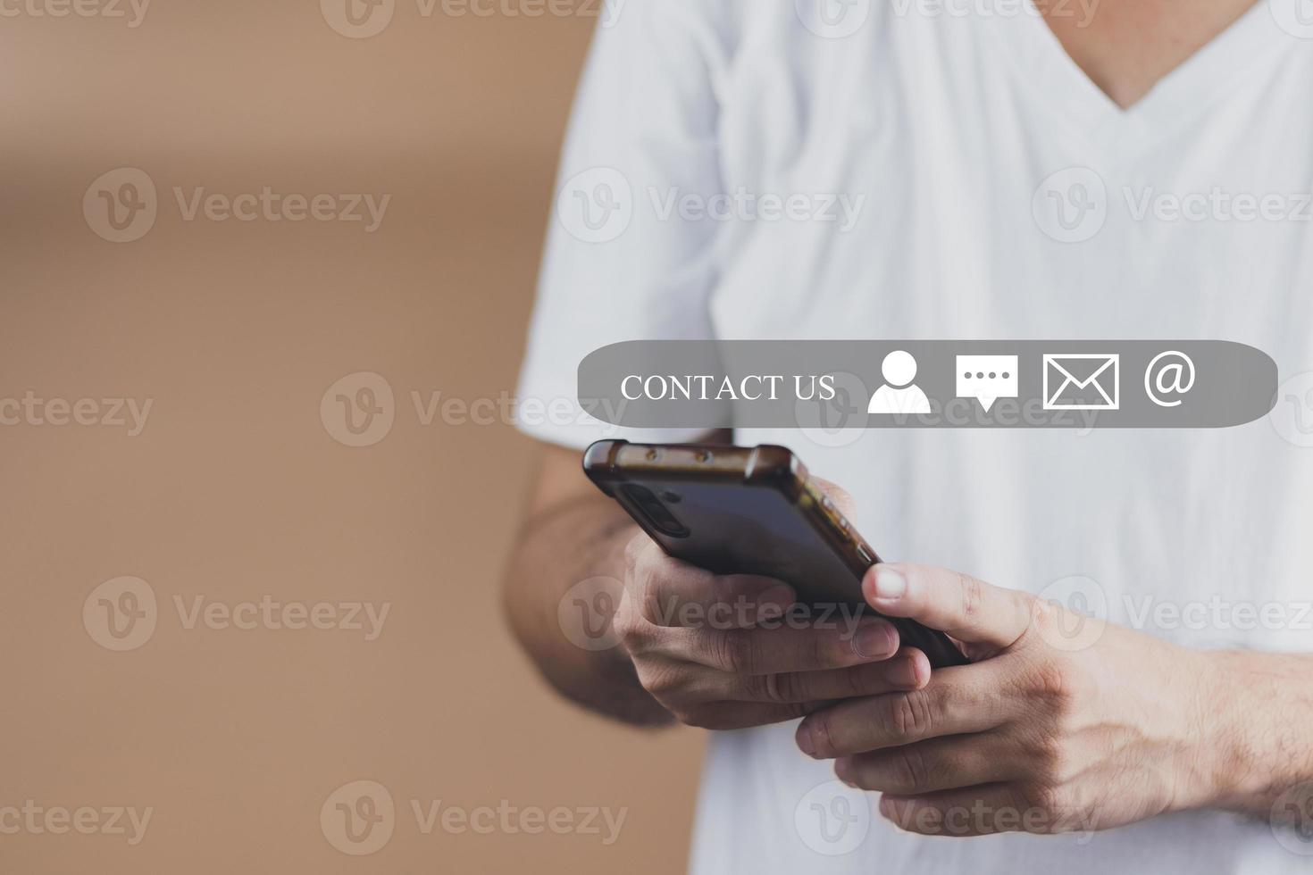 conceito de contato de linha direta de suporte ao cliente as mãos do representante de atendimento ao cliente estão preenchendo informações do telefone celular para o computador. e notifique o endereço de contato para o uso do serviço foto