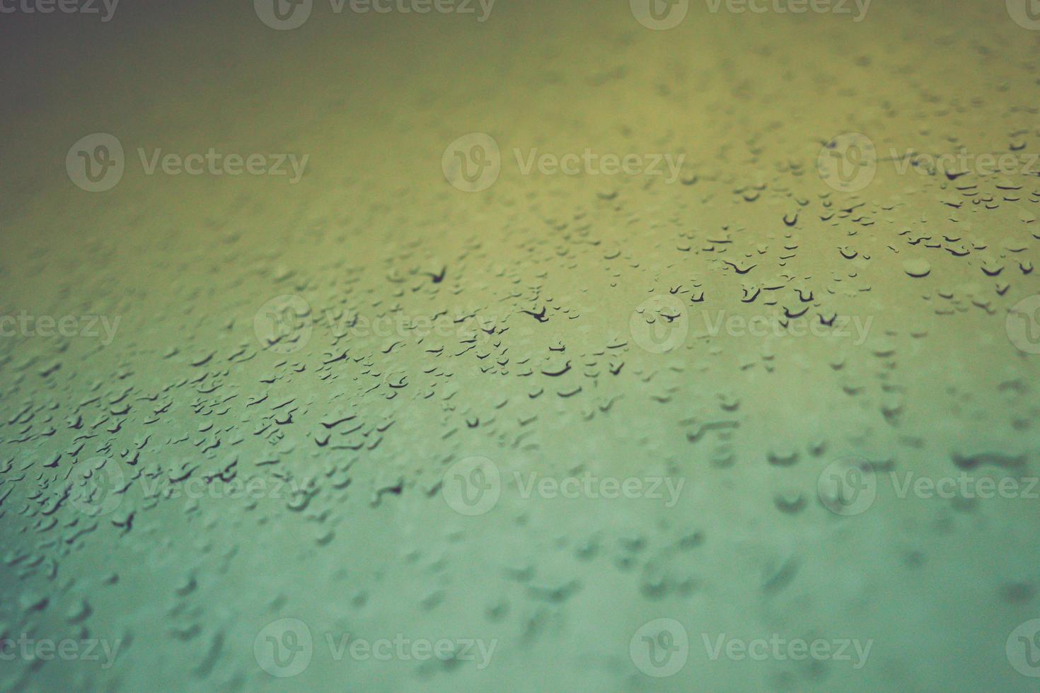 pingos de chuva na janela de vidro. Profundidade de campo rasa foto