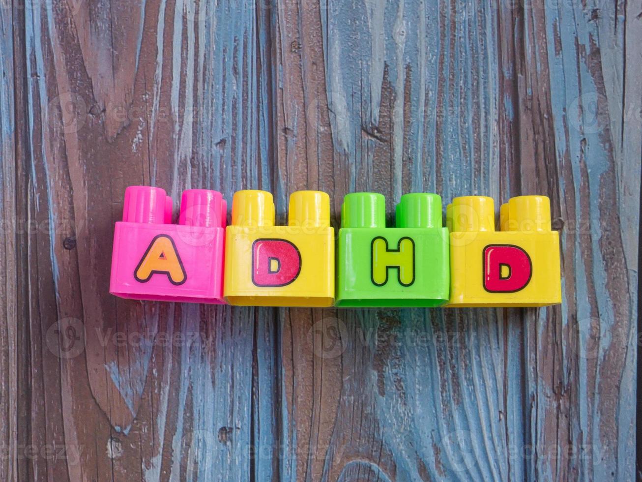 brinquedos de tijolo palavra adhd multicolorida para sci ou conceito de educação foto