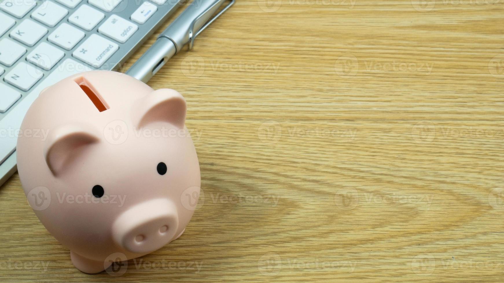 um cofrinho na mesa de madeira para finanças ou economia de conteúdo de negócios de dinheiro. foto