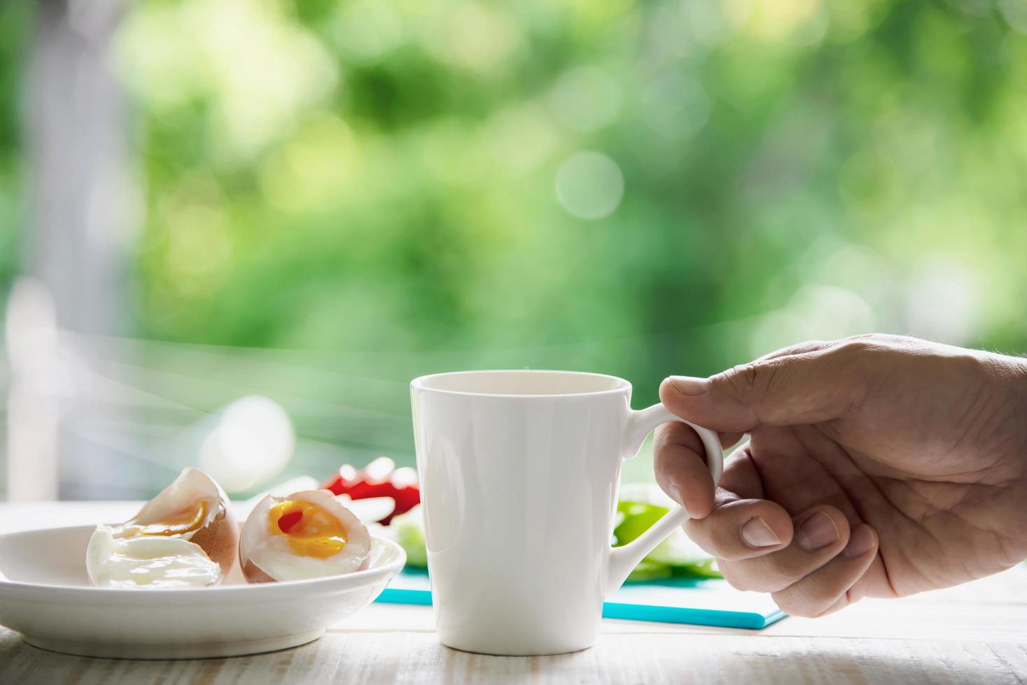 ovos cozidos com salada de pepino fresco e café da manhã xícara de café - conceito de comida de café da manhã vista superior foto