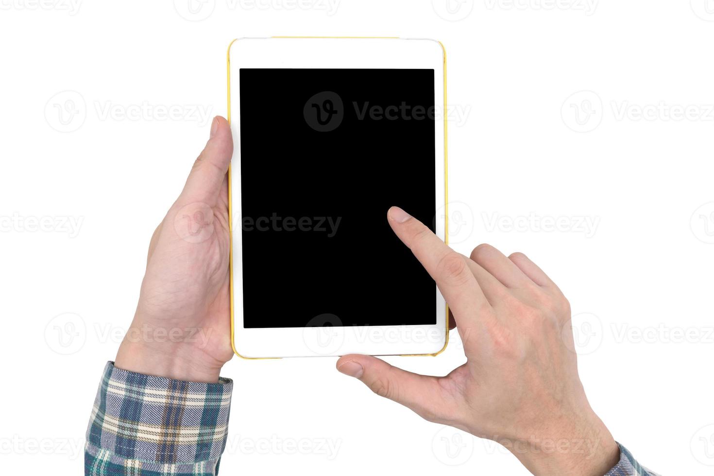 mãos masculinas segurando um gadget de computador de toque de tablet branco com tela preta em branco de toque isolada no fundo branco. foto
