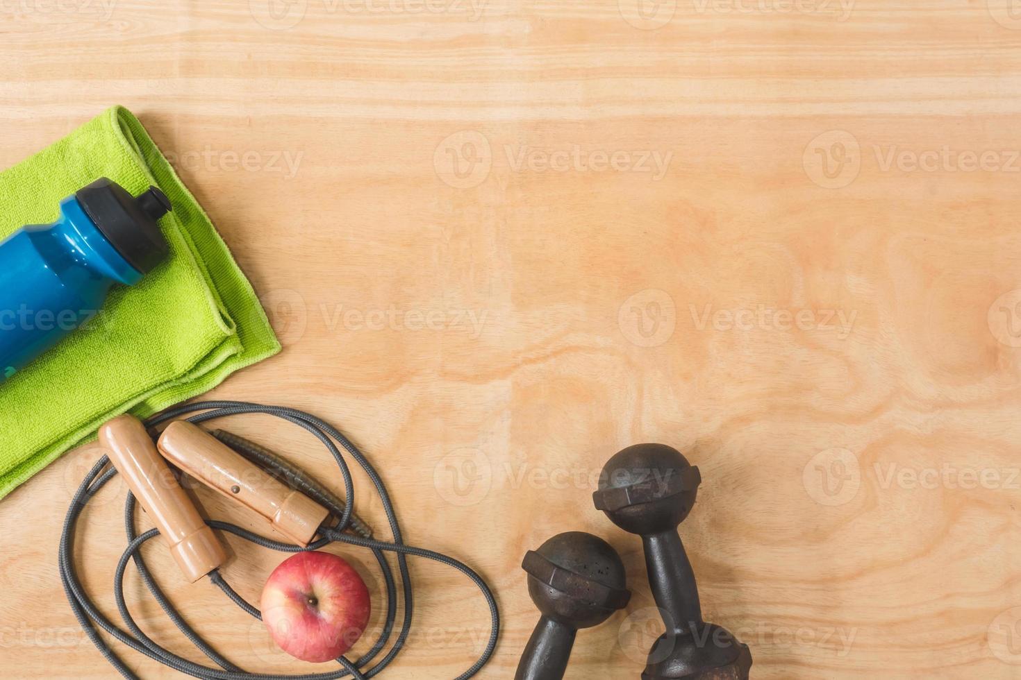 vista superior do material esportivo no fundo da mesa de madeira, conceito de estilo de vida fitness, espaço livre para texto foto