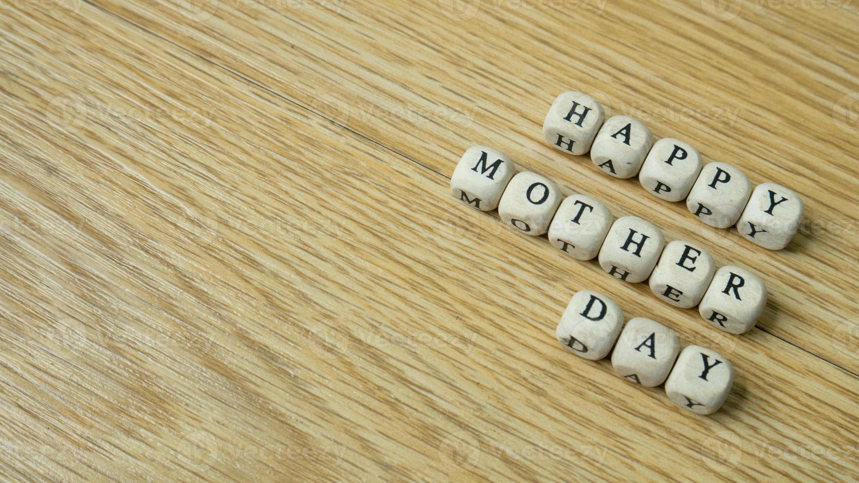 a palavra cubo de madeira feliz dia das mães para o conceito de férias foto