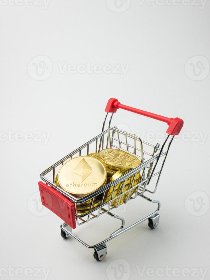 o ethereum no carrinho de compras para criptomoeda ou conceito de tecnologia foto