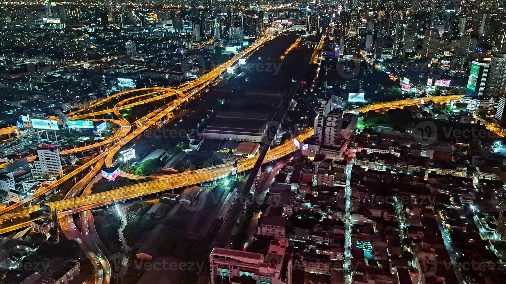 bangkok, tailândia, 2022 - bangkok city scape na vista superior noturna do edifício baiyok. foto