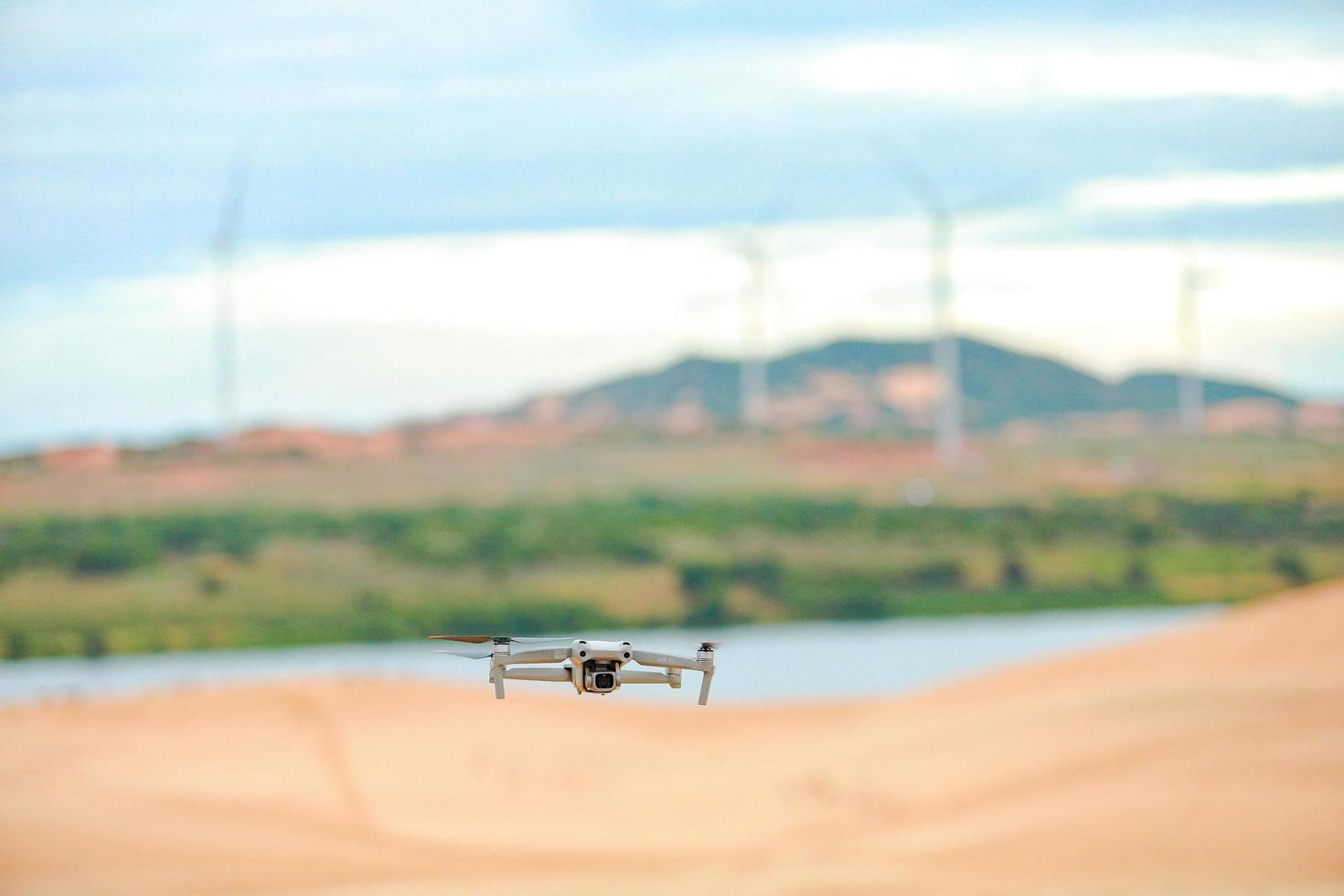 mui ne city, vietnã - 14 de julho de 2022 dji mavic air 2 drone pairando sobre o deserto de mui ne vietnã. conceito de férias de férias. foto