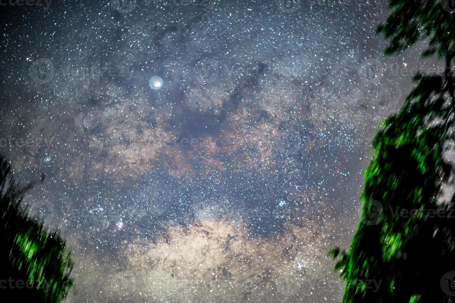 o centro da via láctea, com vista para a nebulosa da lagoa, nebulosa trifid foto