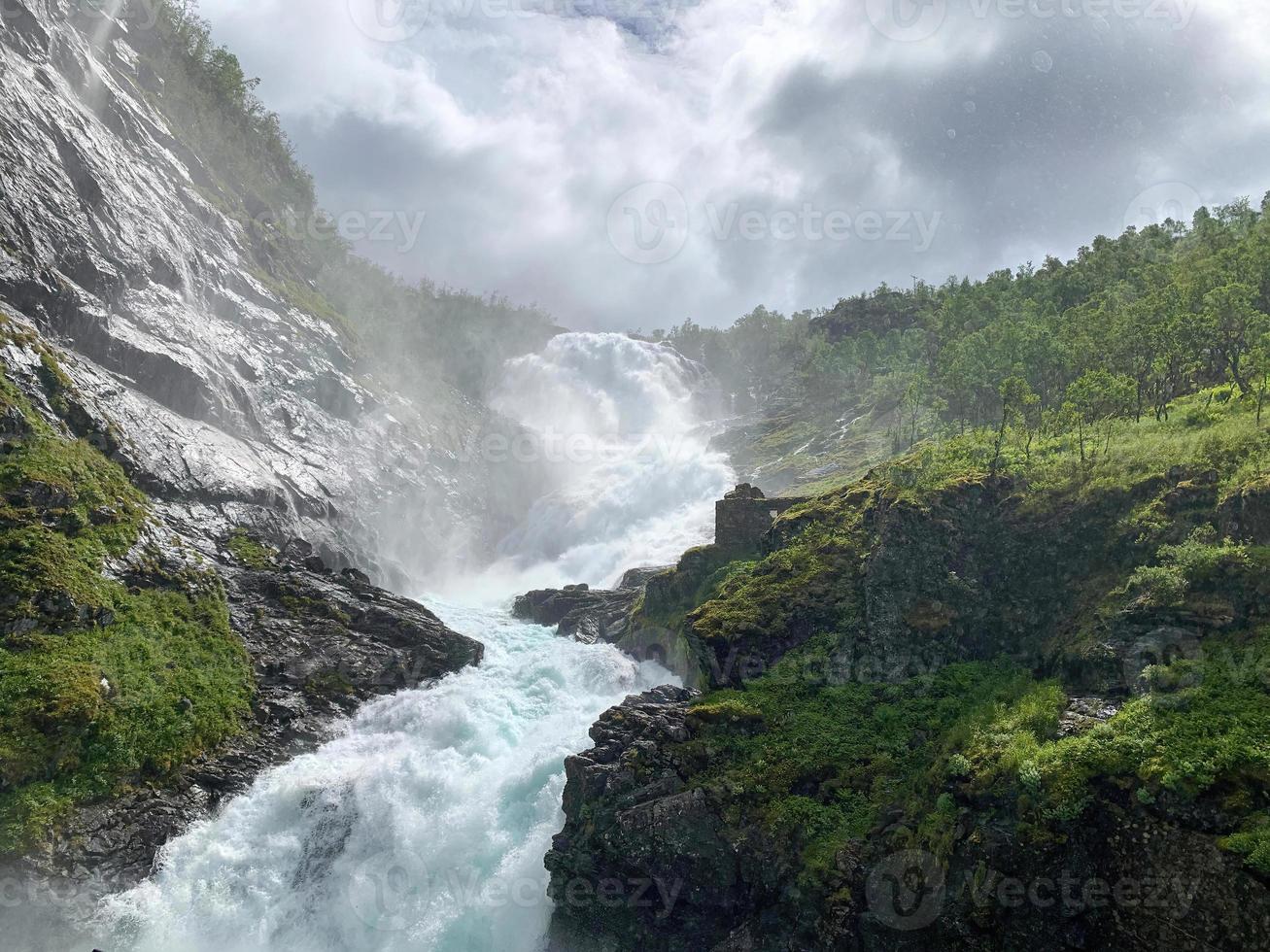 vista da cachoeira kjossfossen da parada 3 da ferrovia flam myrdal foto