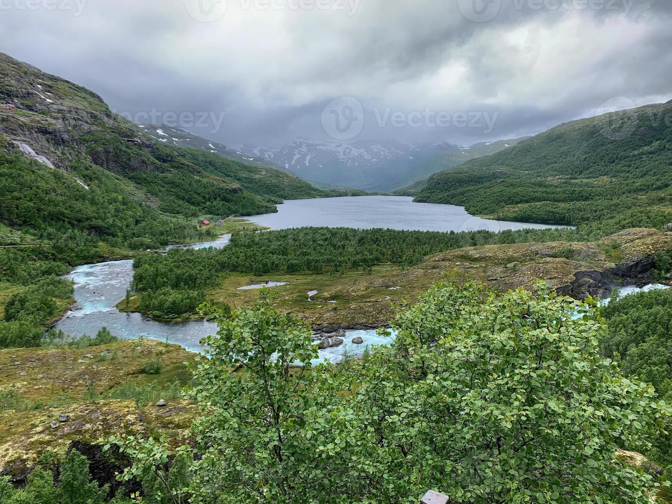 vista em um vale verde da estrada de ciclismo rallarvegen na noruega no verão foto