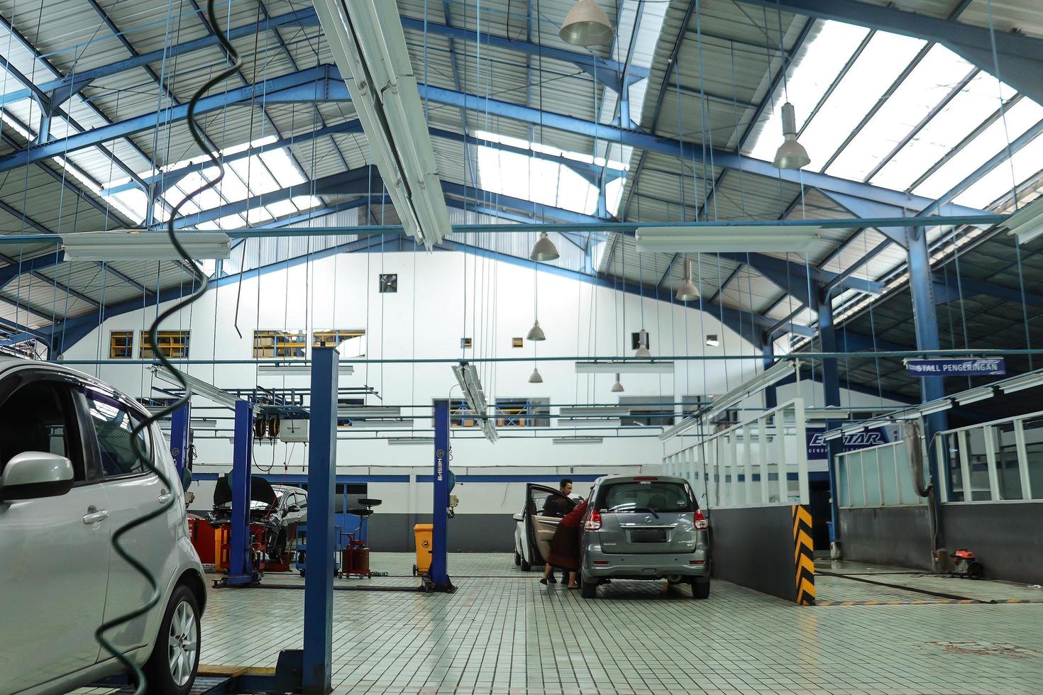 bandung, indonésia 19 de janeiro de 2022 oficina de automóveis, carros atendidos na estação de serviço foto