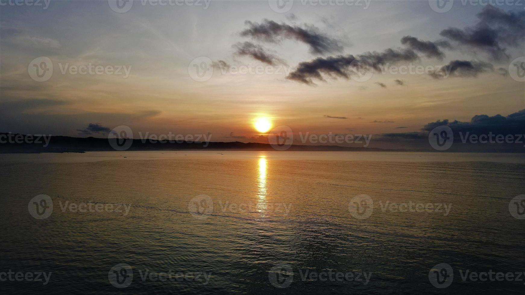 ciamis, oeste de java-indonésia, 12 de maio de 2022 - bela vista aérea panorâmica da praia de pangandaran. foto