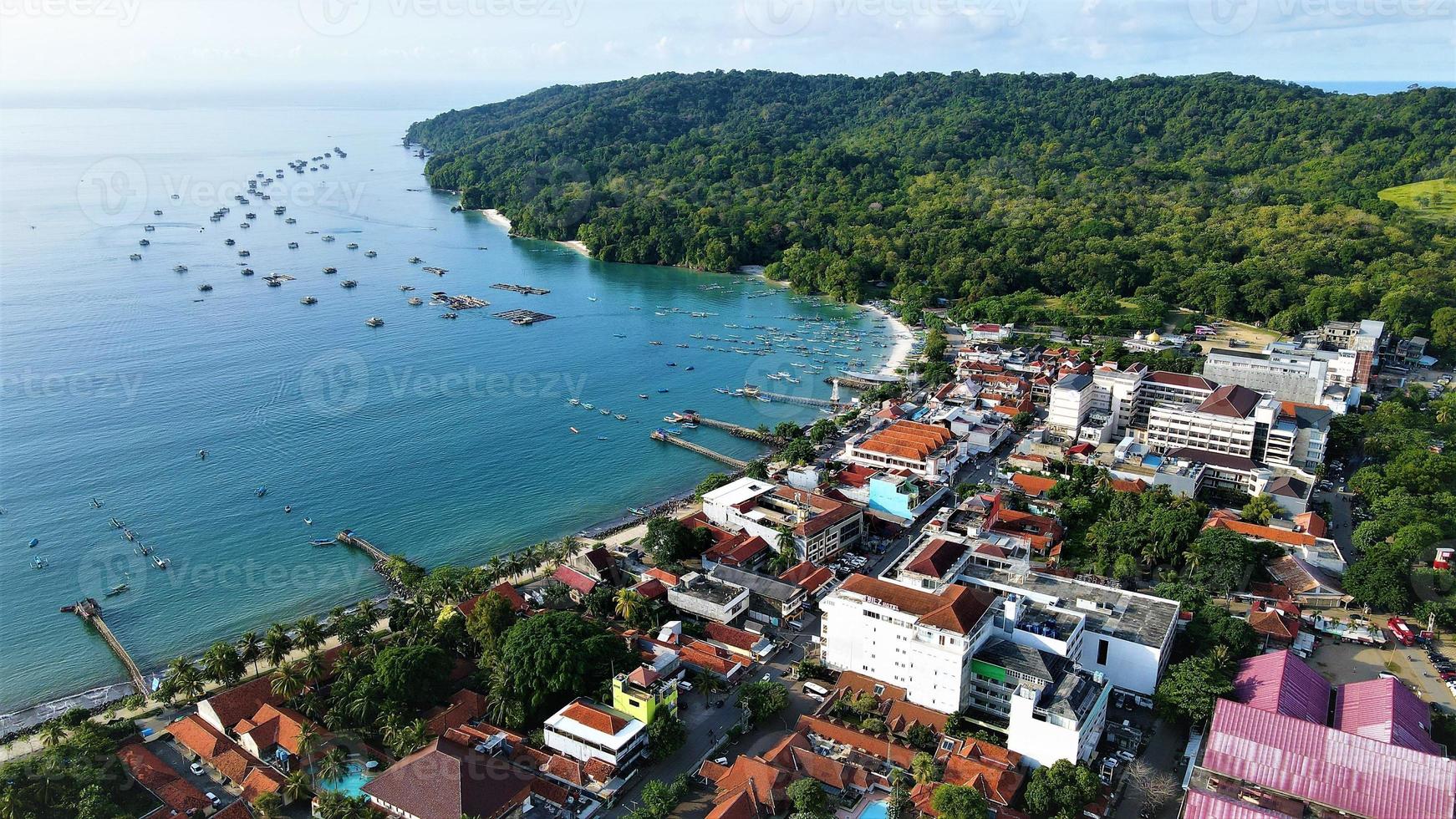 bela vista aérea panorâmica da praia de pangandaran. foto