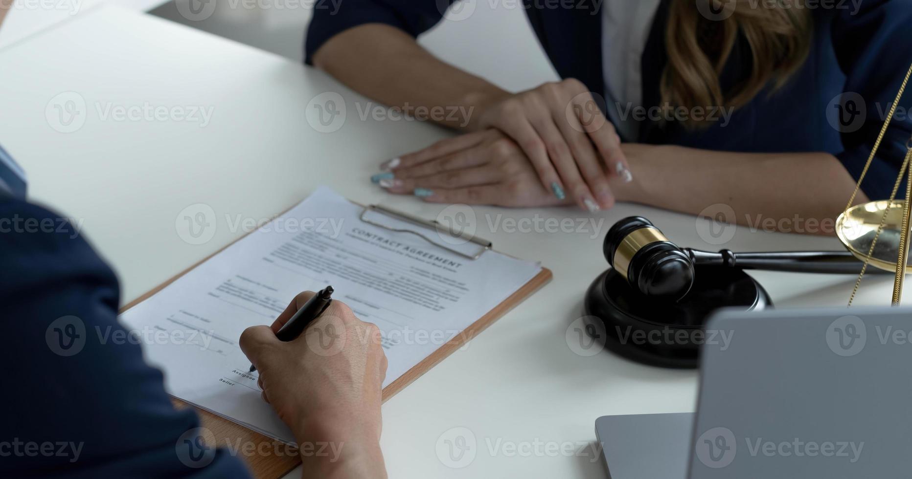 empresário e advogado discutem o documento do contrato. tratado da lei. assinar um contrato de negócios. foto