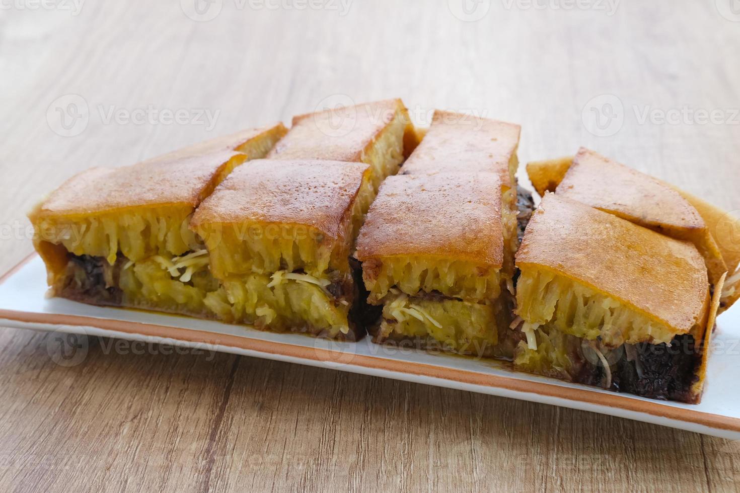 martabak manis ou kue terang bulan ou hok lo pan com recheio de queijo e chocolate, lanche indonésio foto