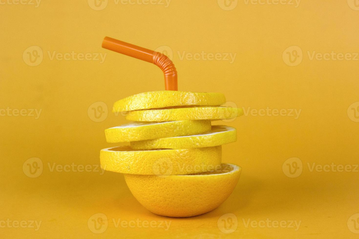 fatia de fruta limão em camadas isoladas em fundo amarelo. limão suculento fatiado para design de publicidade de frutas foto