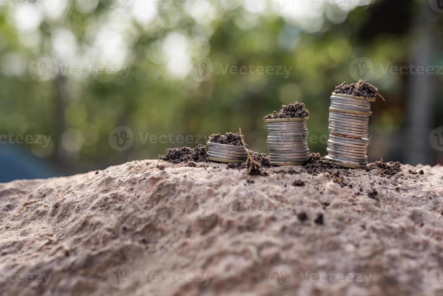 uma pilha de moedas para finanças e conceito bancário de economizar dinheiro e finanças crescentes foto