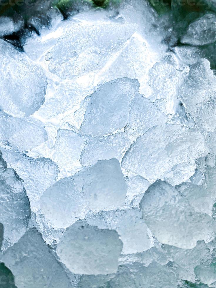 fundo de gelo abstrato, cubos de gelo parecem frescos em dias quentes, o gelo é indispensável no verão. ele vai ajudar a refrescar e fazer você se sentir bem. foto