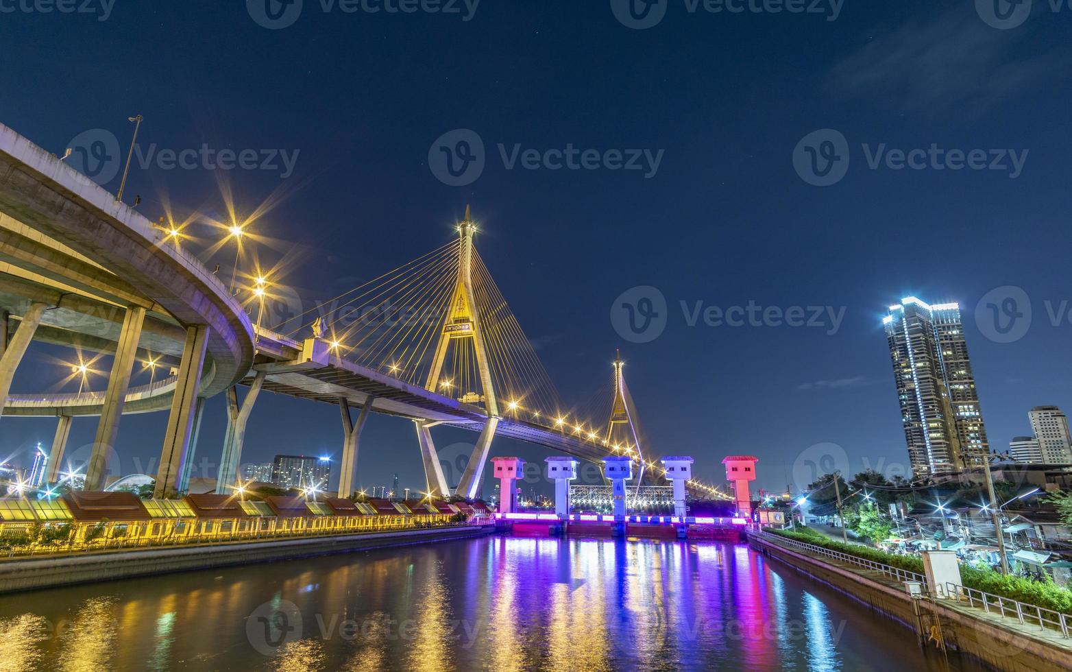 ponte bhumibol, ponte do rio chao phraya. acender as luzes em muitas cores à noite. foto