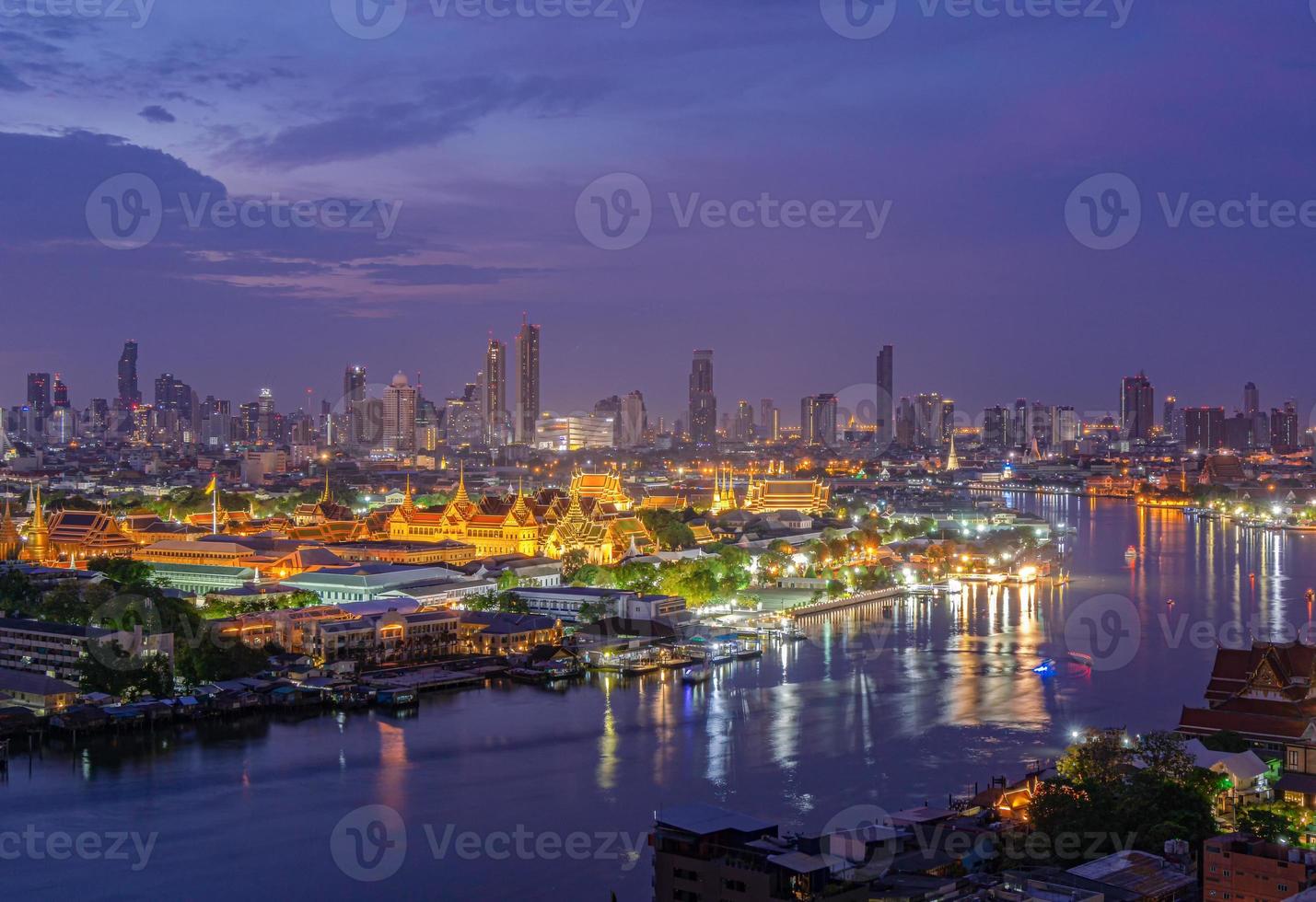 grande palácio capital da tailândia com o rio chao phraya ao redor da ilha rattanakosin foto