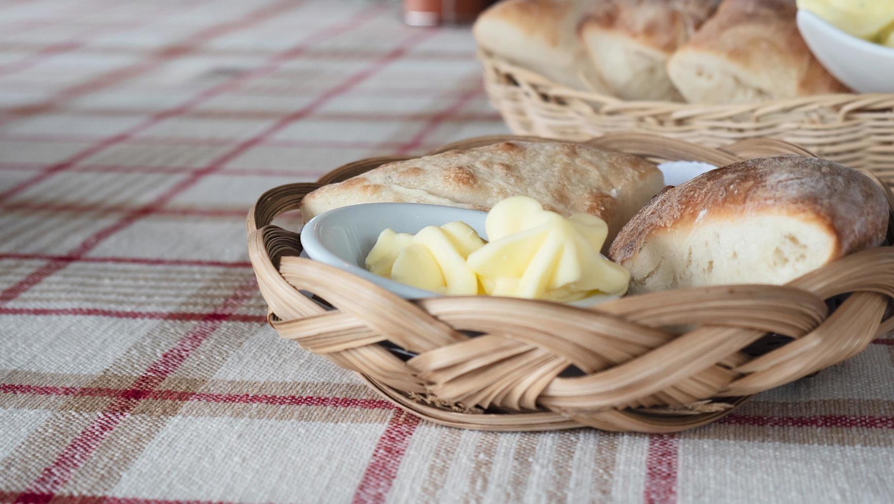 receitas de aperitivo de pão com manteiga - aperitivo de pão servido antes do prato principal para uso em segundo plano foto