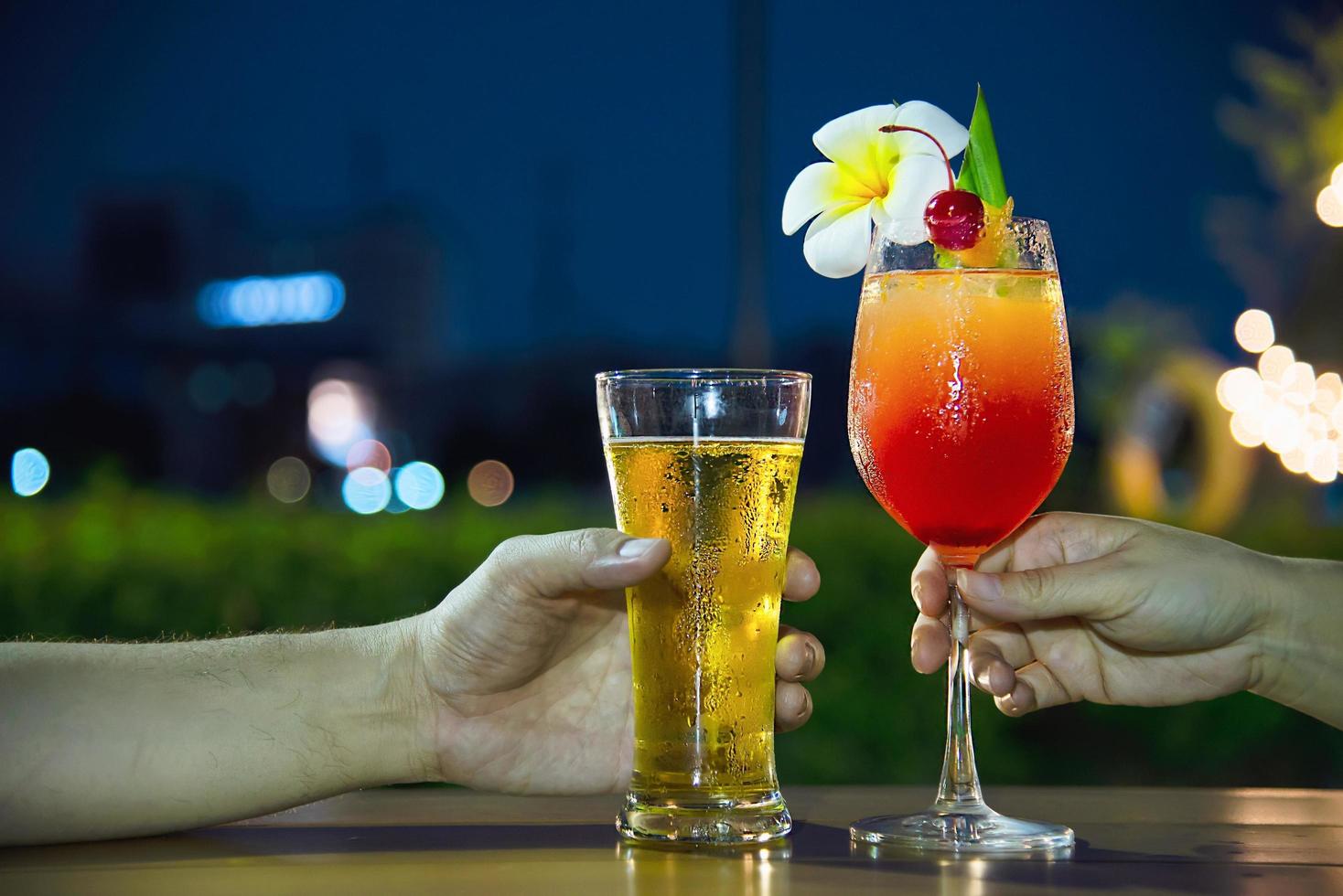 celebração de casal no restaurante com refrigerante cerveja e mai tai ou mai thai - pessoas de estilo de vida feliz com conceito de refrigerante foto