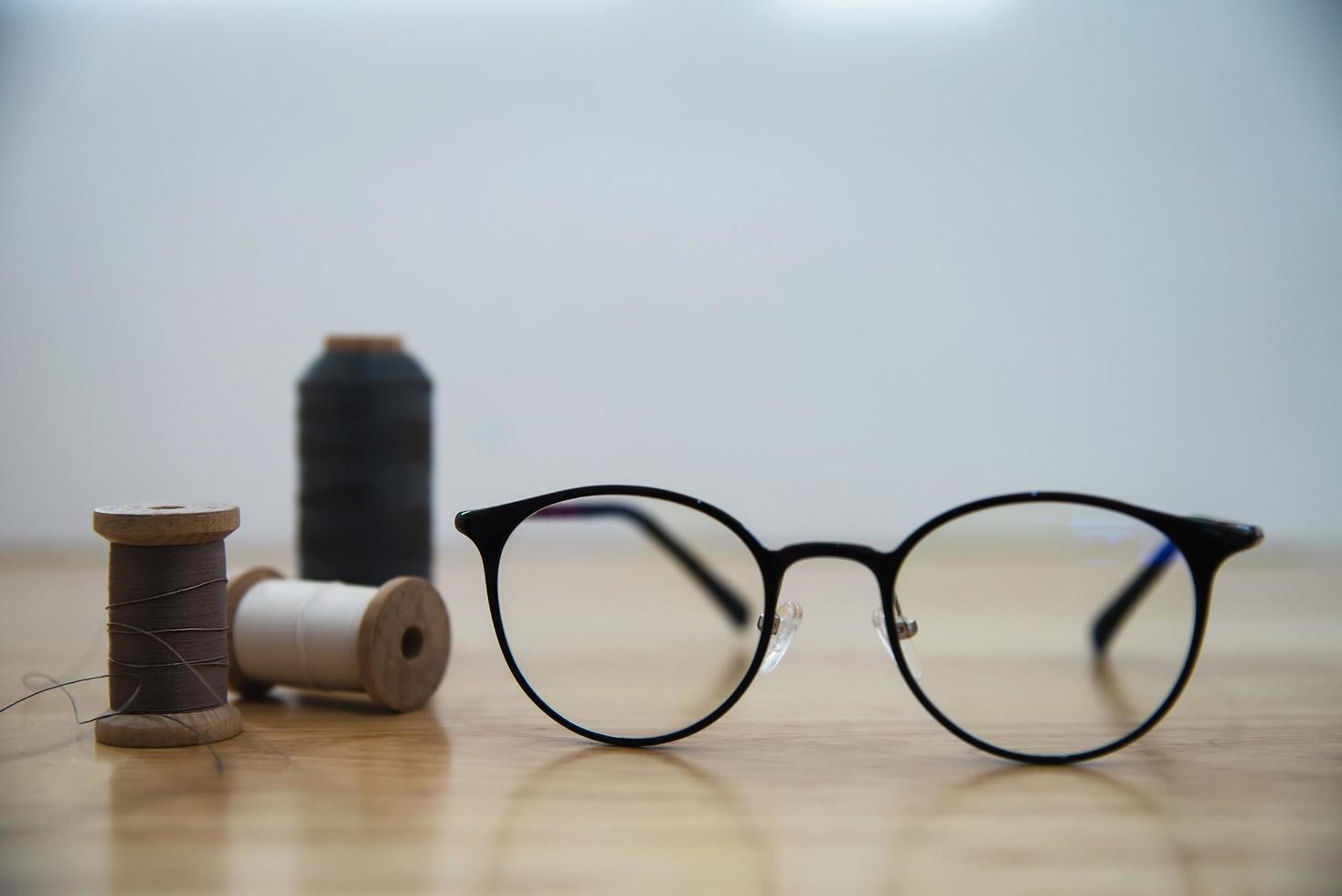 bordado vintage em fundo de mesa de madeira - conceito de fundo diy feito à mão foto