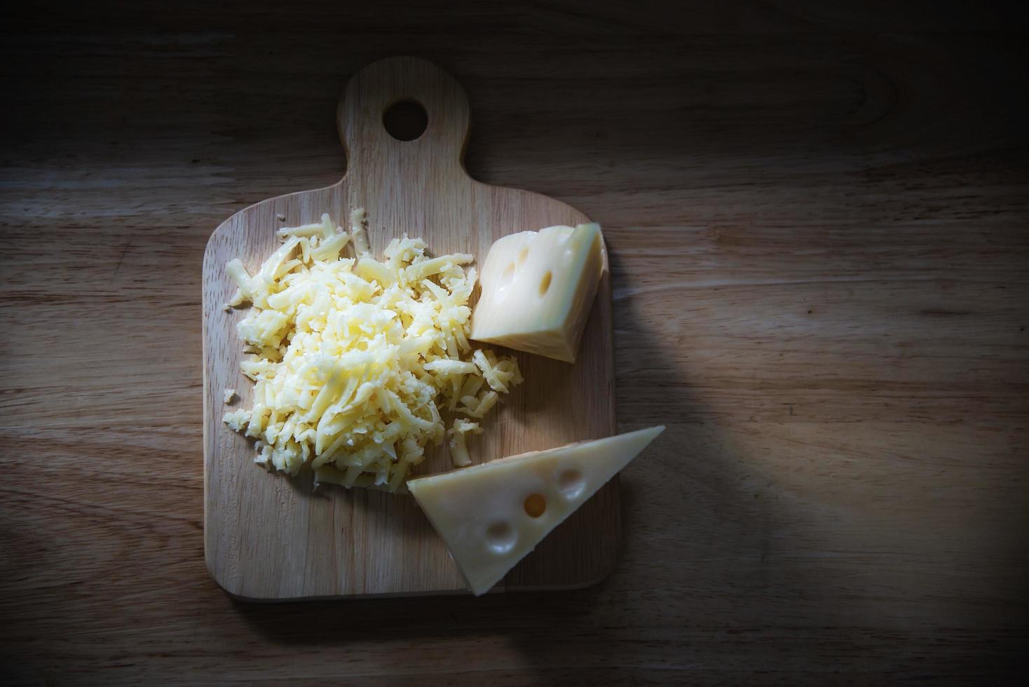 belos queijos na cozinha - conceito de preparação de comida de queijo foto