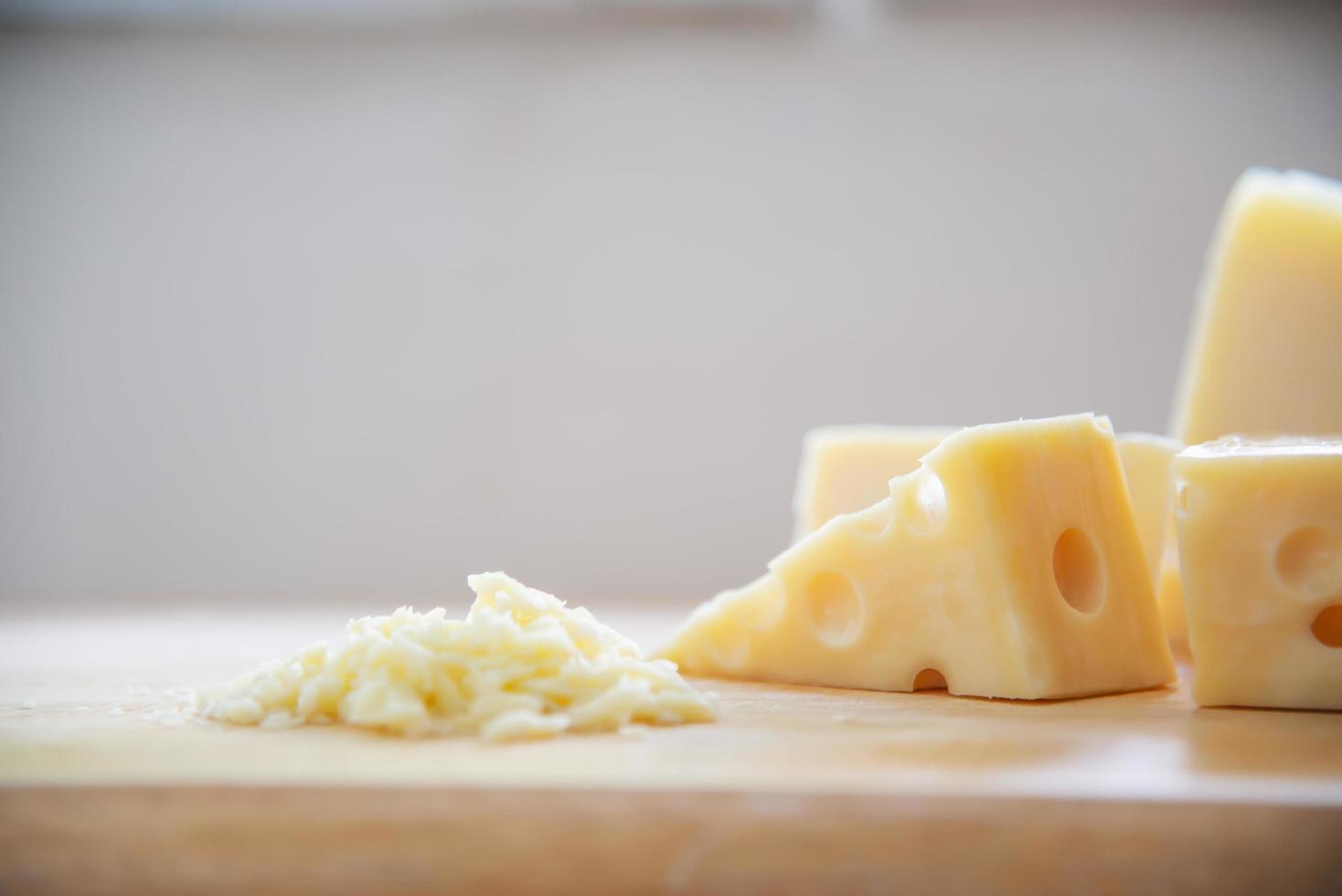 belos queijos na cozinha - conceito de preparação de comida de queijo foto