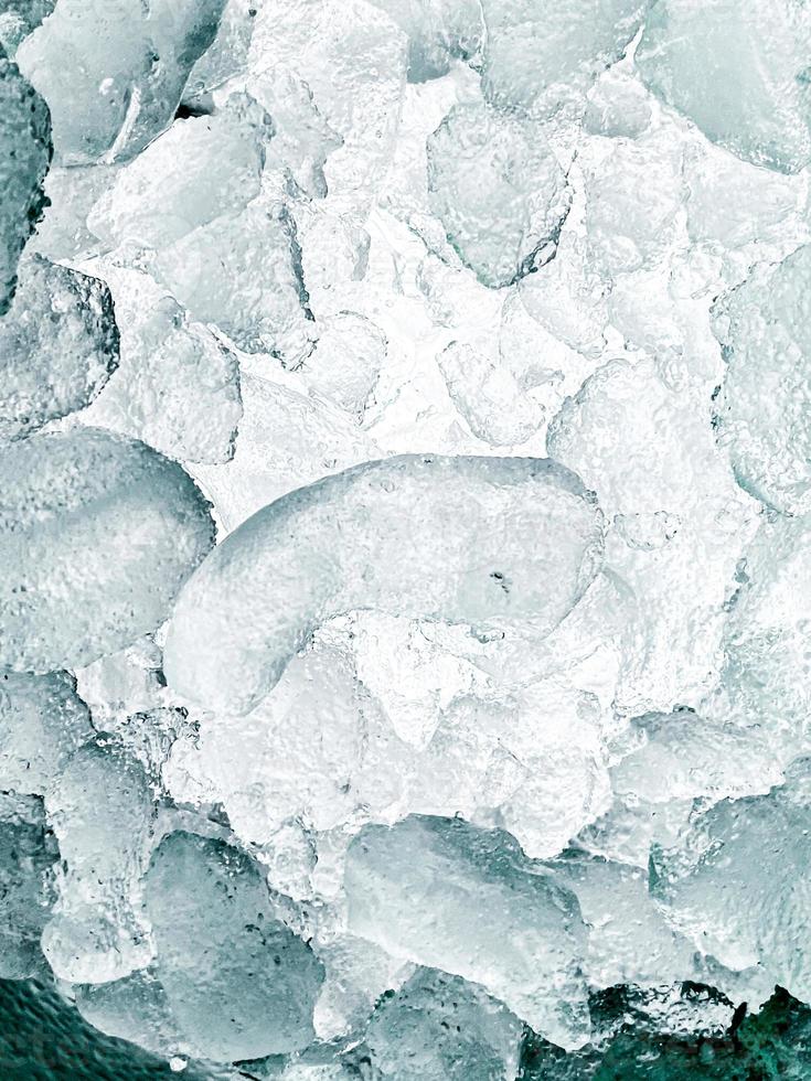 fundo de gelo abstrato, cubos de gelo parecem frescos em dias quentes, o gelo é indispensável no verão. ele vai ajudar a refrescar e fazer você se sentir bem. foto