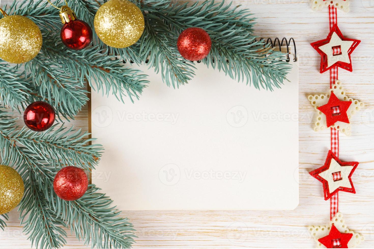 caderno em branco com decoração de natal. vista do topo. foto