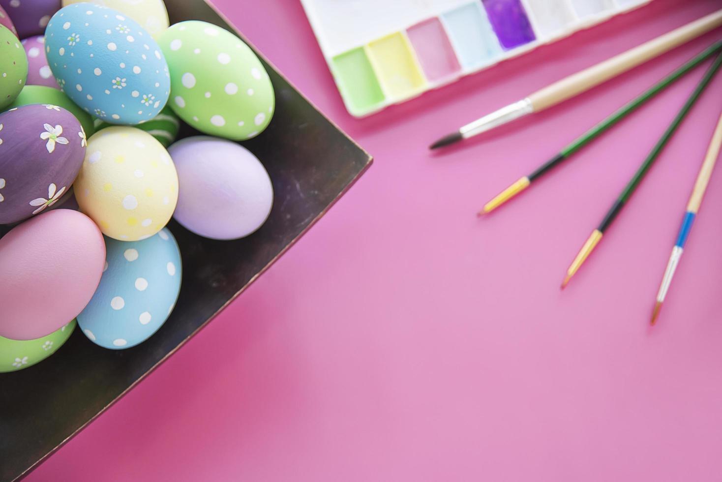 fundo de ovos de páscoa coloridos pintados - conceito de fundo de celebração de feriado de páscoa foto