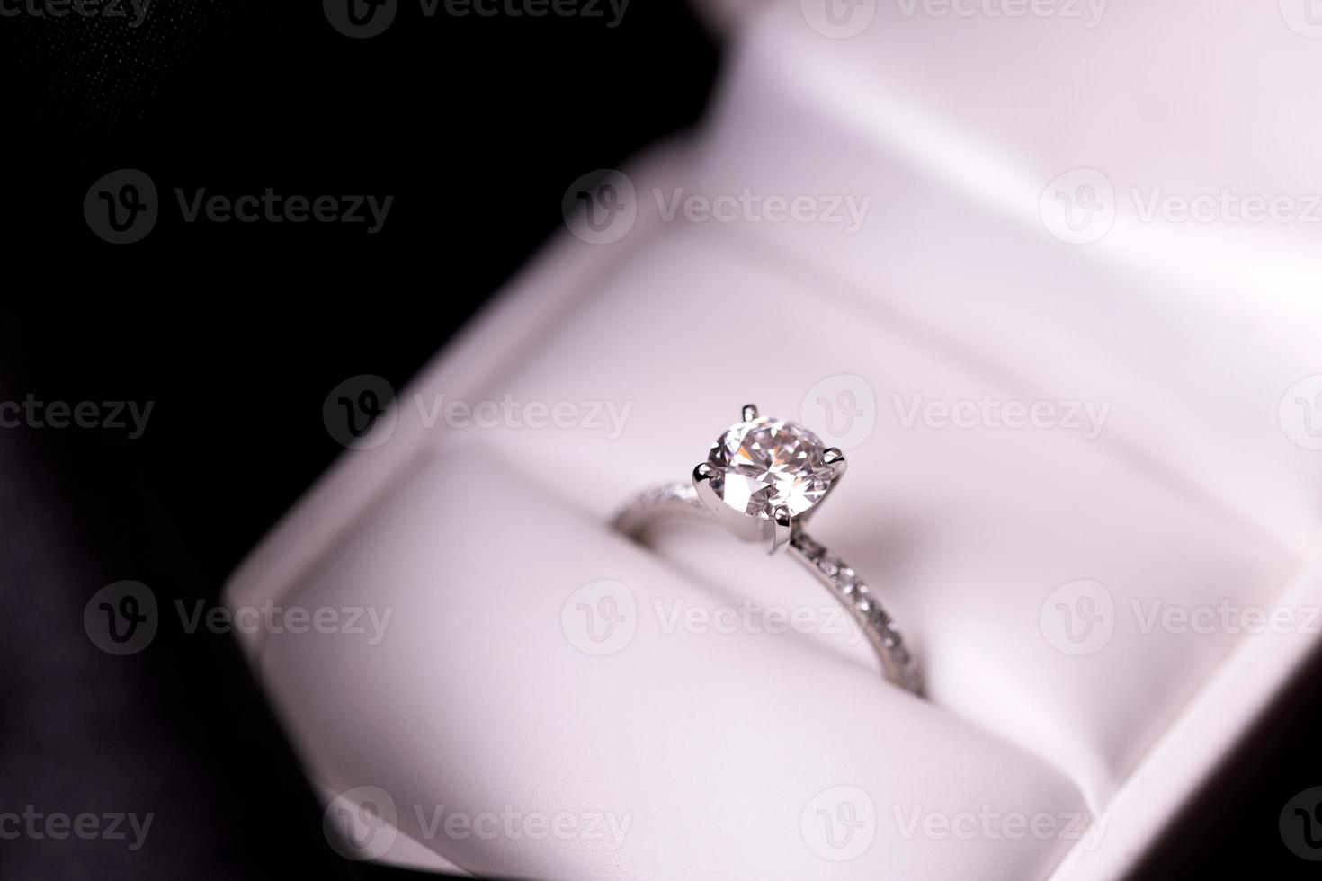 anel de casamento de diamante foto