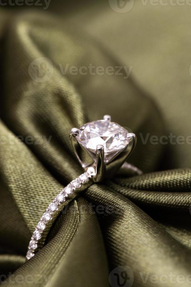 anel de casamento de diamante tecido verde foto