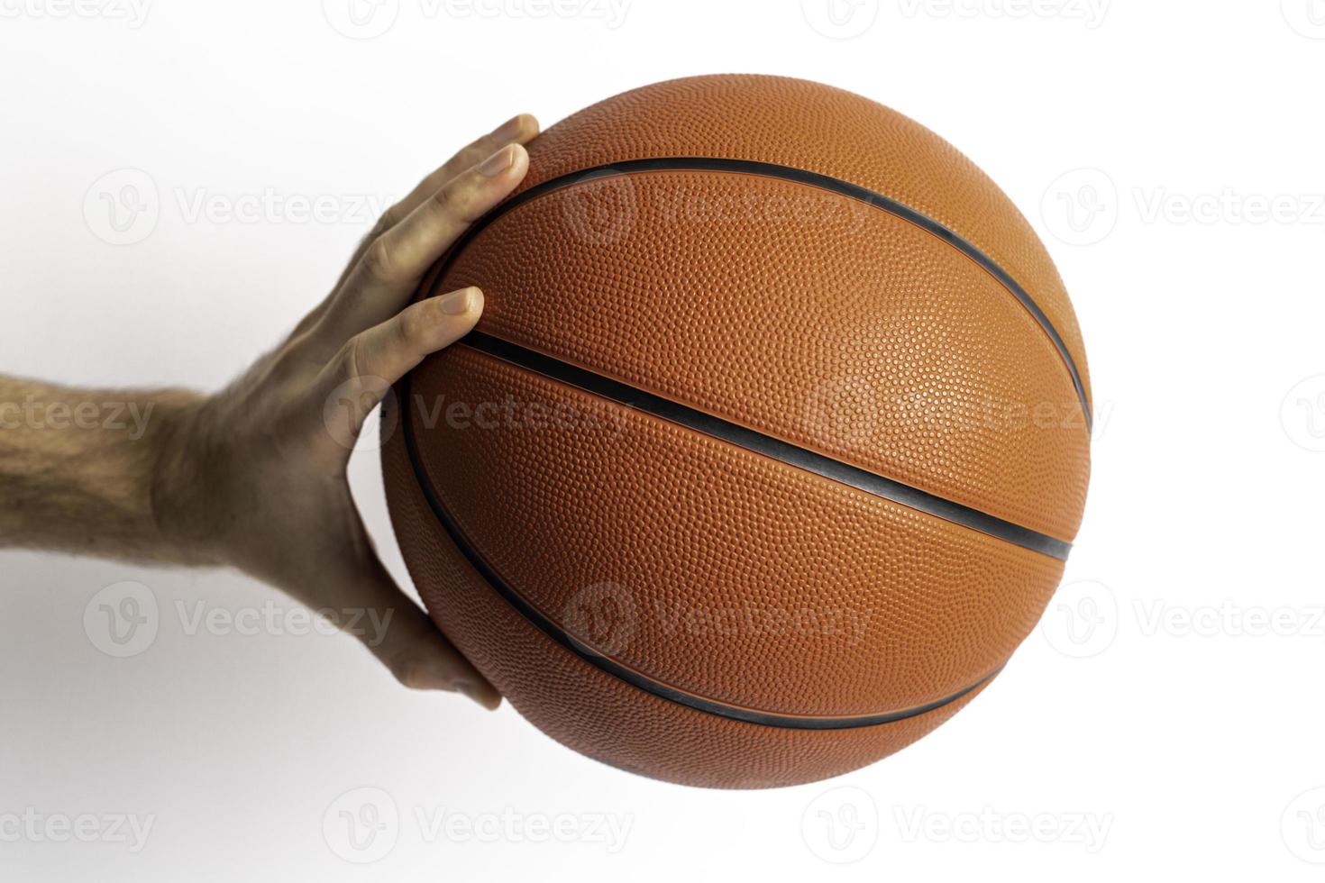 segurando uma bola de basquete foto