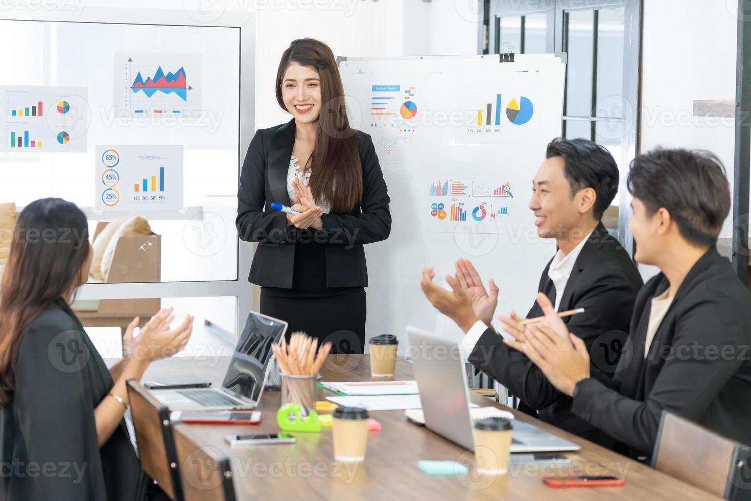 linda empresária dá relatório, apresentação para seus colegas de trabalho na sala de conferências, ela mostra gráficos. profissional de negócios feminino de sucesso. foto