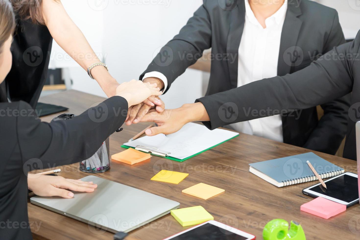 grupo de amizade de trabalho em equipe brainstorming união. diversidade parceiro de negócios pessoas trabalho em equipe de mãos dadas juntos poder da tag team. colegas sorridentes felizes com crachás empilhando as mãos. foto